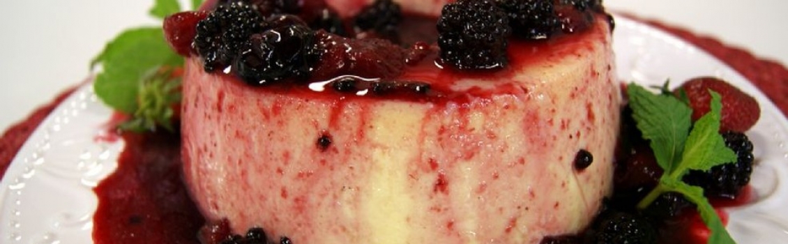 Pudim fit de coco com calda de frutas vermelhas!