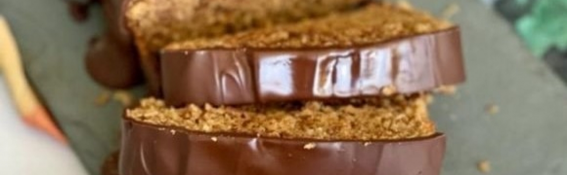 Bolo funcional de amendoim com cobertura de chocolate